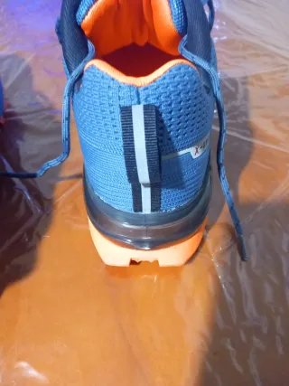 Botines deportivos azules y naranjas