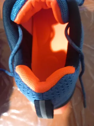 Botines deportivos azules y naranjas