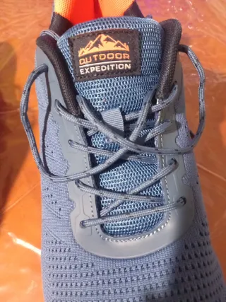 Botines deportivos azules y naranjas