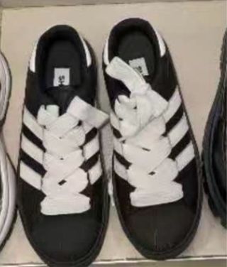 Zapatillas modeloAdidas Superstar Negras y Blancas