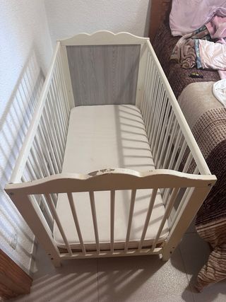 Cuna de madera blanca