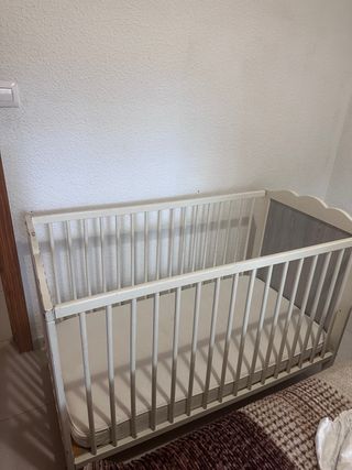 Cuna de madera blanca