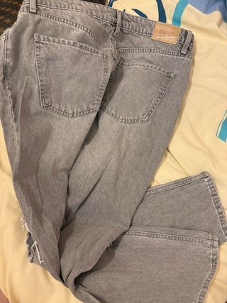 Pantalones grises rotos