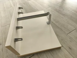 Colgador metálico y de madera como nuevo