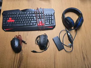 Set di accessori per computer: Tastiera, mouse e cuffie