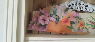 Abanico pintado a mano con pájaro y flores