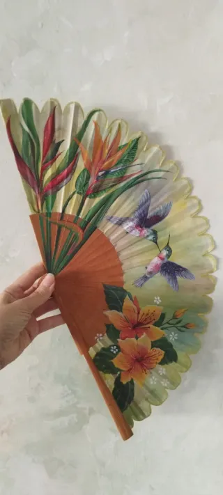 Abanico pintado a mano con flores y colibríes