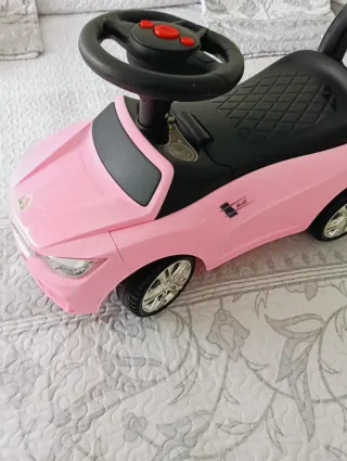 Coche correpasillos rosa con luces y sonidos