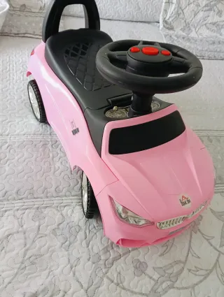 Coche correpasillos rosa con luces y sonidos