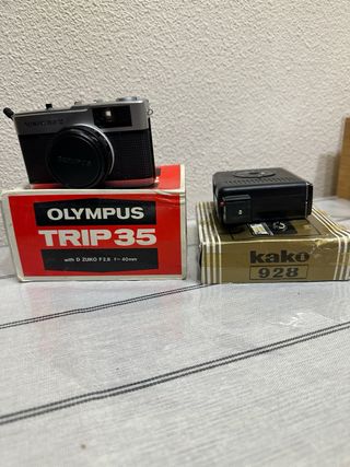 Olympus Trip 35 Cámara Plata/Negra y flash kako