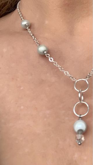 Collana e orecchini con perle illuminanti grigio c