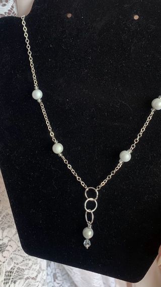 Collana e orecchini con perle illuminanti grigio c