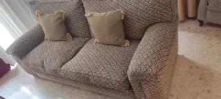 Sofá de tela con cojines decorativos