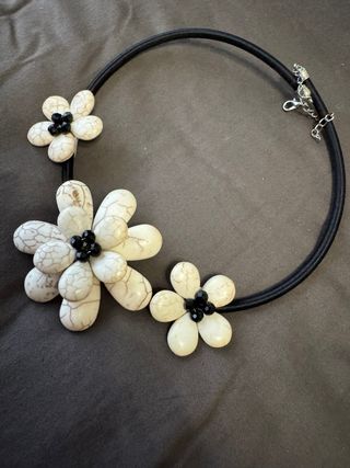 Collar flores blancas y cordón negro