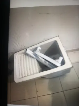 Pilón de lavadero blanco está nuevo con patas