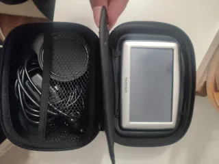 TomTom antiguo con funda y accesorios