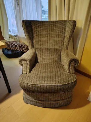 Sillón orejero cómodo