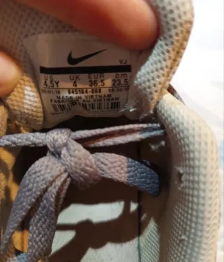 Zapatillas Nike grises y rosas