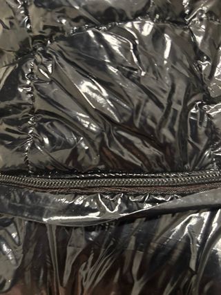 Chaqueta negra brillante con capucha