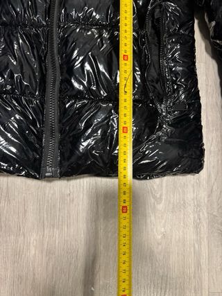 Chaqueta negra brillante con capucha