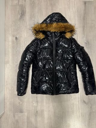 Chaqueta negra brillante con capucha