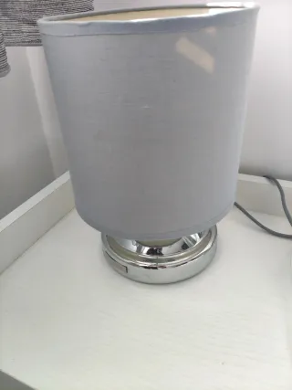 Lámpara de mesa gris y plateada