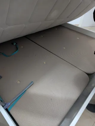 Base tapizada beige con patas metálicas