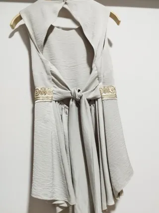 Top fiesta cintura dorada con lazada.