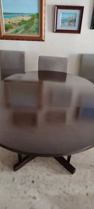 Mesa de salón redonda de madera.