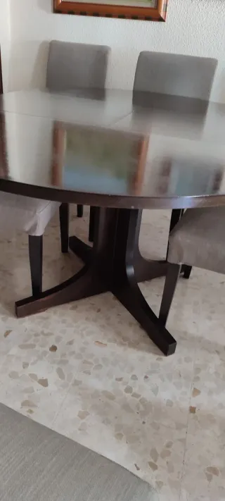 Mesa de salón redonda de madera.