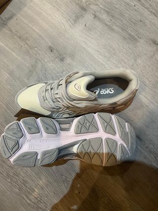 Zapatillas Asics Beige/Gris Talla 42