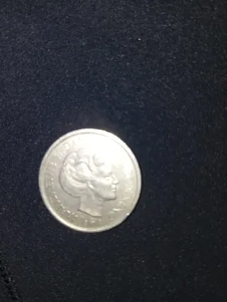 Moneda antigua con perfil de mujer