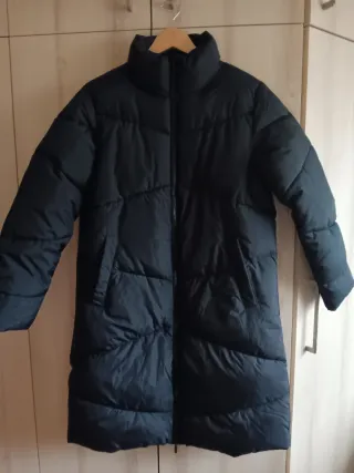 Abrigo negro acolchado nuevo