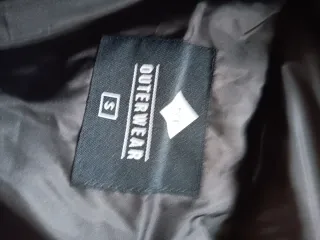 Abrigo negro acolchado nuevo