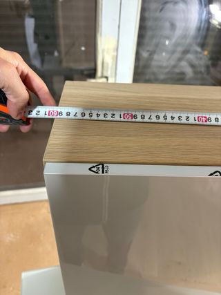 Muebles alto salón con puerta de madera Ikea.