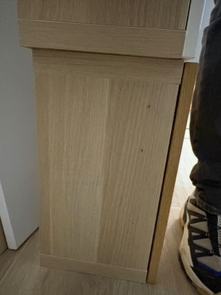 Muebles alto salón con puerta de madera Ikea.