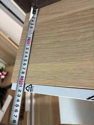 Muebles alto salón con puerta de madera Ikea.