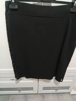 Falda negra con diseño circular