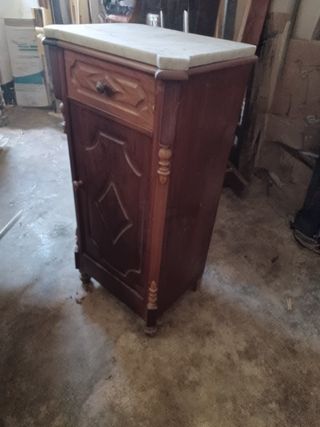 Mesita de noche antigua de madera y mármol