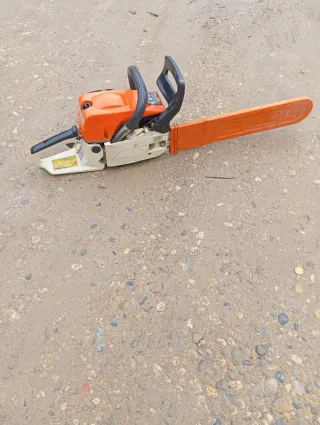 Motosierra Naranja y Blanca