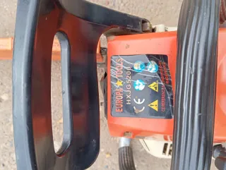 Motosierra Naranja y Blanca