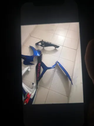 Piezas Suzuki GSXR K6 dañadas algunas