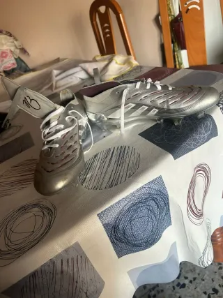 Botas de fútbol Adidas plateadas y moradas