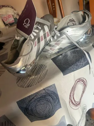 Botas de fútbol Adidas plateadas y moradas