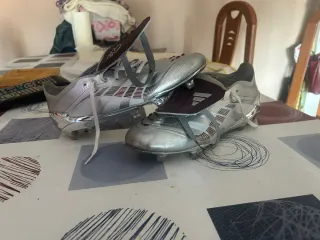 Botas de fútbol Adidas plateadas y moradas