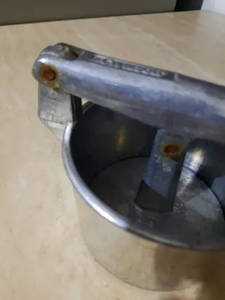 Schiaccia patate in metallo