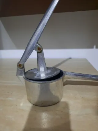 Schiaccia patate in metallo