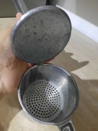 Schiaccia patate in metallo