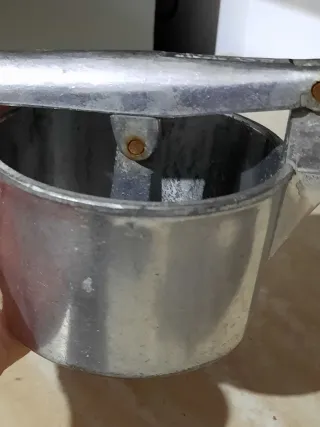 Schiaccia patate in metallo