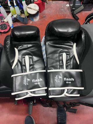 Saco de boxeo y guantes